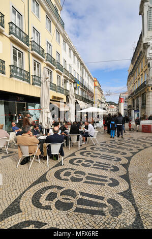 Chiado Platz und dem historischen Café A Brasileira. Lissabon, Portugal Stockfoto