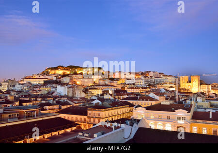 Baixa und das Castelo de São Jorge in der Dämmerung. Lissabon, Portugal Stockfoto