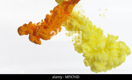 Orange und Gelb Rauch über die weißen Hintergrund Stockfoto