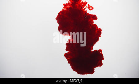 Dunkle rote Tinte Wolke auf weißem Hintergrund Stockfoto