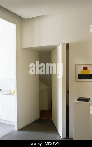 Tür im minimalistischen Flur öffnen Stockfoto