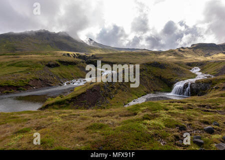 F570 Straße mit spektakulären Landschaften mit Flüssen in Snaefellsnes Halbinsel, in der Nähe der Snæfellsjökull Nationalpark, im Westen Islands. Stockfoto