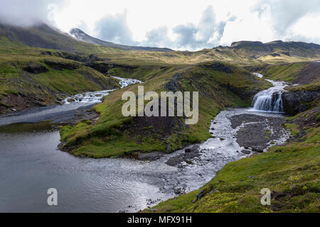 F570 Straße mit spektakulären Landschaften mit Flüssen in Snaefellsnes Halbinsel, in der Nähe der Snæfellsjökull Nationalpark, im Westen Islands. Stockfoto