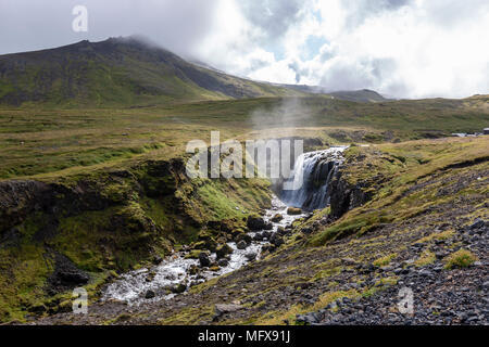 F570 Straße mit spektakulären Landschaften mit Flüssen in Snaefellsnes Halbinsel, in der Nähe der Snæfellsjökull Nationalpark, im Westen Islands. Stockfoto