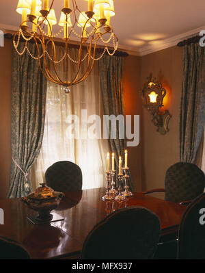 Traditionelle Esszimmer mit Kronleuchter über achteckigen Tisch auf