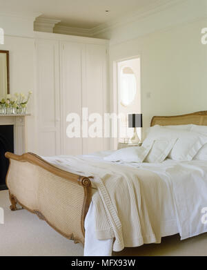 Zeitraum Stil mit Doppelbett neben Einbauschränken Stockfoto