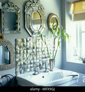 Sammlung der venezianischen Spiegel über Stil der Zeit Waschbecken in der Ecke Bad Stockfoto