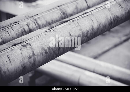 Rostige alte Heizung Kühlung Wasser Wasserleitungen mit Ventilen im Krankenhaus. Stockfoto