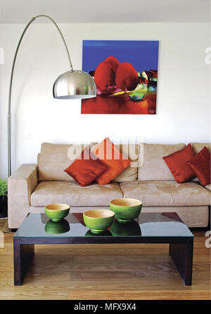 Bogen Lampe neben Sofas mit roten Kissen in der modernen Wohnzimmer Stockfoto