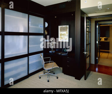 Home-Office mit Regal im Schrank in der blauen Halle Stockfoto, Bild