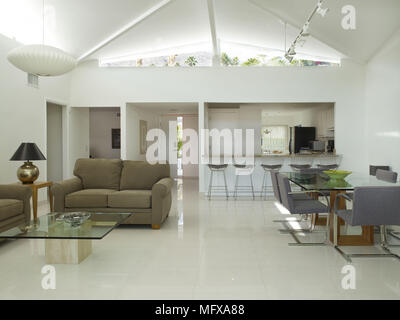 Wohn- und Essbereich in moderne offene Zimmer Stockfoto