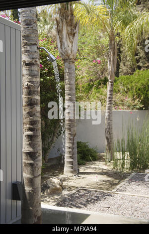 Fließendes Wasser aus der Dusche im Freien Kopf zu Baum angeklebt Stockfoto