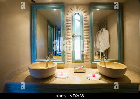 Zweibettzimmer mit Waschbecken im Landhausstil auf Einheit Set mit Spiegel über Stockfoto