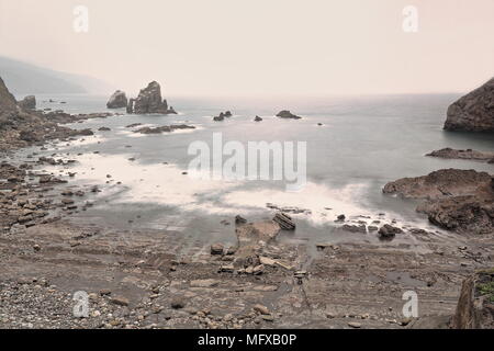 Felsen in einer Bucht an der W. von Gaztelugatxe islet-San Juan Einsiedelei auf der Oberseite - Spanien. s Baskenland - real life Lage mit in TV-Serien Spiel der Thro Stockfoto