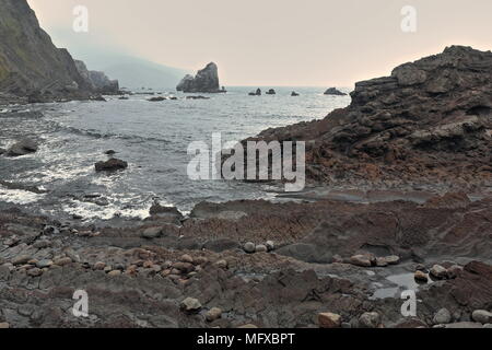 Felsen in einer Bucht an der W. von Gaztelugatxe islet-San Juan Einsiedelei auf der Oberseite - Spanien. s Baskenland - real life Lage mit in TV-Serien Spiel der Thro Stockfoto