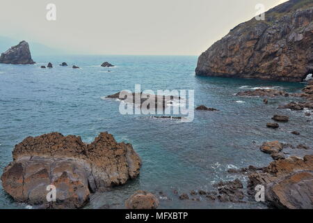 Felsen in einer Bucht an der W. von Gaztelugatxe islet-San Juan Einsiedelei auf der Oberseite - Spanien. s Baskenland - real life Lage mit in TV-Serien Spiel der Thro Stockfoto