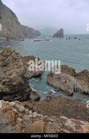 Felsen in einer Bucht an der W. von Gaztelugatxe islet-San Juan Einsiedelei auf der Oberseite - Spanien. s Baskenland - real life Lage mit in TV-Serien Spiel der Thro Stockfoto