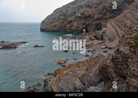 Felsen in einer Bucht an der W. von Gaztelugatxe islet-San Juan Einsiedelei auf der Oberseite - Spanien. s Baskenland - real life Lage mit in TV-Serien Spiel der Thro Stockfoto