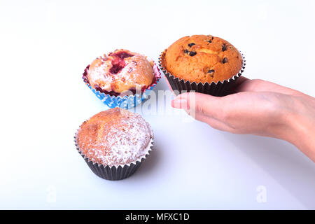 Hausgemachten Blueberry erz Schokolade Muffins mit Puderzucker und frischen Beeren in der Frau die Hand. Stockfoto