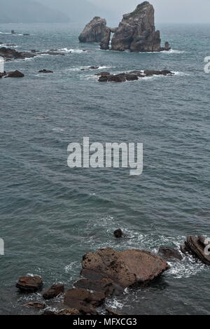 Felsen in einer Bucht an der W. von Gaztelugatxe islet-San Juan Einsiedelei auf der Oberseite - Spanien. s Baskenland - real life Lage mit in TV-Serien Spiel der Thro Stockfoto