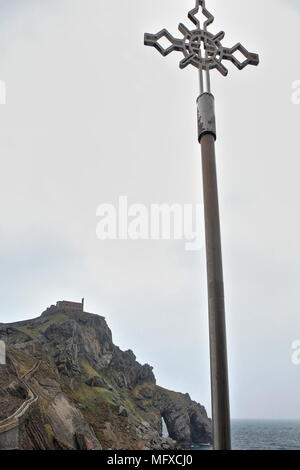 Gaztelugatxe islet-Weg des Kreuzes zu San Juan Hermitage auf die Oberseite in Spanien. s Baskenland - real life Lage, in TV-Serien Spiel der Thro Stockfoto