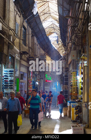 Teheran, Iran - 22. MAI 2107: die Menschen in Teheran Grand Bazaar. Der Große Basar ist ein alter historischer Markt in Teheran. Stockfoto