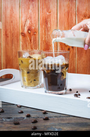 Eiskaffee in Glas auf Holz Hintergrund. Stockfoto
