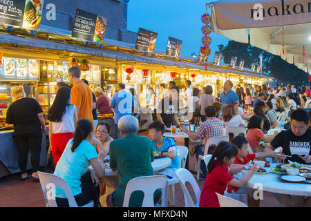 Singapur - Jan 14, 2017: Die Menschen in der beliebten Food Court in Singapur. Preiswertes essen Gerichte sind zahlreich in der Stadt, also die meisten Singapurer speisen Sie a Stockfoto