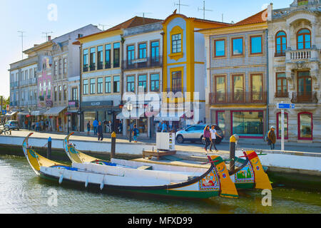 AVEIRO, PORTUGAL - May 01, 2017: Traditionelle moliceiro Boote auf dem Kanal in der Stadt Aveiro, Portugal in einem Sommertag Stockfoto