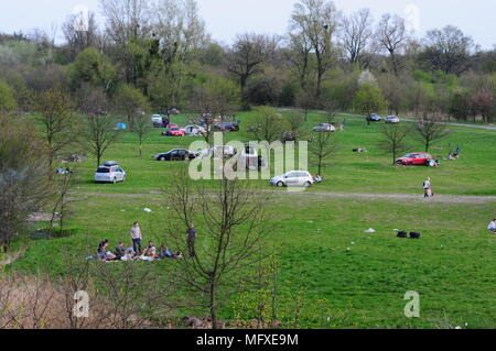 Viele Menschen entspannen in Breslau am Ufer des Flusses Odra. Wroclaw, Polen, April 2018. Stockfoto