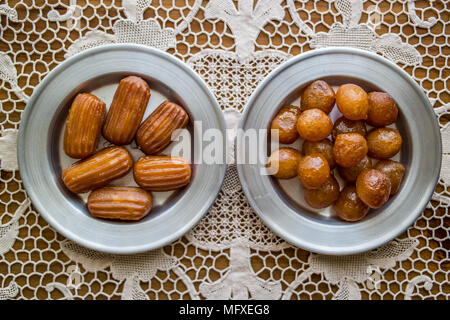 Türkische traditionelle Lokma und Tulumba Dessert auf einem urigen Tischdecke. Stockfoto