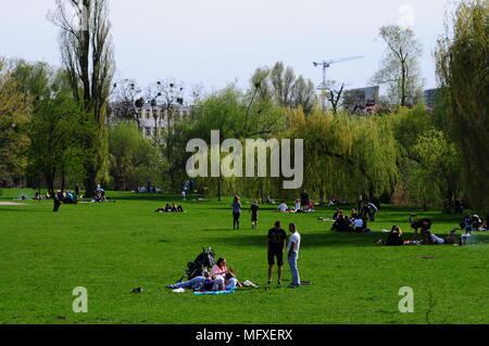 Viele Menschen entspannen im Park Meadows niedrige Wroclaw, Polen, April 2018 Stockfoto