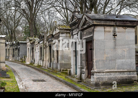 Mausoleum der Familie oder Gräber im Friedhof Père Lachaise, der größten und am meisten besuchten Friedhof in Paris. Stockfoto