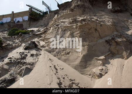 Hemsby UK, 2018-04-22. Die Klippen in diesem Holiday Village sind unsicher geworden, während der Winter hat die Natur die Felswand erodiert. So sehr, dass einige Pr Stockfoto