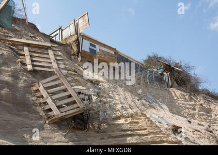 Hemsby UK, 2018-04-22. Die Klippen in diesem Holiday Village sind unsicher geworden, während der Winter hat die Natur die Felswand erodiert. So sehr, dass einige Pr Stockfoto