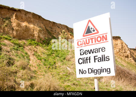 Hemsby UK, 2018-04-22. Die Klippen in diesem Holiday Village sind unsicher geworden, während der Winter hat die Natur die Felswand erodiert. So sehr, dass einige Pr Stockfoto