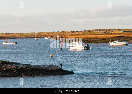 Blick über den Creek Mähen zu saladares von brancaster Staithe auf der nördlichen Küste von Norfolk. Stockfoto