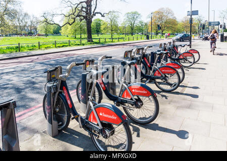 Eine Dockingstation für Santander Fahrräder auf Clapham Common Nordseite. Stockfoto