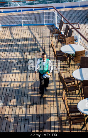 Kellner an Deck eines Kreuzfahrtschiffes Stockfoto