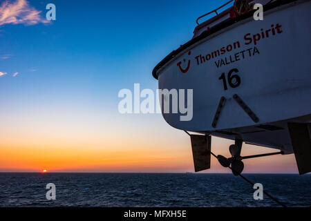 Juli Sonnenuntergang Überquerung des Polarkreises Stockfoto