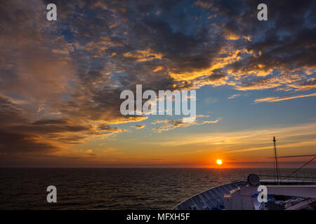 Juli Sonnenuntergang Überquerung des Polarkreises Stockfoto