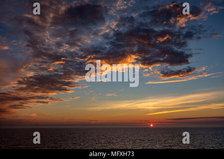 Juli Sonnenuntergang Überquerung des Polarkreises Stockfoto