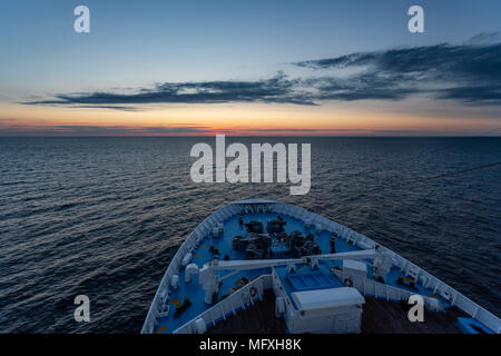 Juli Sunset Cruise Liner Überquerung des Polarkreises Stockfoto