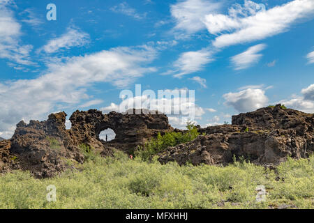 Lava Feld mit roundIceland, Loch im Felsen, seltsam geformte Felsformationen, Dimmuborgir, See Myvatn region, Myvatn Island. Lokal bekannt als T Stockfoto