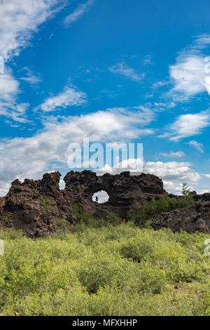 Lava Feld mit roundIceland, Loch im Felsen, seltsam geformte Felsformationen, Dimmuborgir, See Myvatn region, Myvatn Island. Lokal bekannt als T Stockfoto