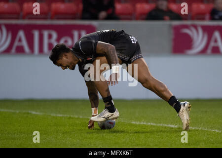 Manchester, Großbritannien. St. Helens Ben Barba Kerben ein Versuchen, 26. April 2018, AJ Bell Stadium, Manchester, England; Betfred Super League Rugby, Runde 13, Salford Roten Teufel v St Helens; Quelle: News Images/Alamy leben Nachrichten Stockfoto