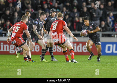 Manchester, Großbritannien. 26 April 2018, AJ Bell Stadium, Manchester, England; Betfred Super League Rugby, Runde 13, Salford Roten Teufel v St Helens; Regan Gnade von St Helens Angriffe der Salford Verteidigung Credit: Aktuelles Bilder/Alamy leben Nachrichten Stockfoto