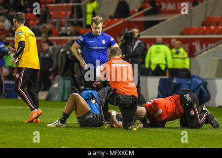 Manchester, Großbritannien. 26 April 2018, AJ Bell Stadium, Manchester, England; Betfred Super League Rugby, Runde 13, Salford Roten Teufel v St Helens; Ben Barba erhält medizinische Aufmerksamkeit Credit: Aktuelles Bilder/Alamy leben Nachrichten Stockfoto