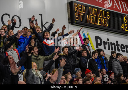 Manchester, Großbritannien. 26 April 2018, AJ Bell Stadium, Manchester, England; Betfred Super League Rugby, Runde 13, Salford Roten Teufel v St Helens St. Helens Fans jubeln auf Ihrer Seite einen grossen Gewinn Credit: Aktuelles Bilder/Alamy leben Nachrichten Stockfoto