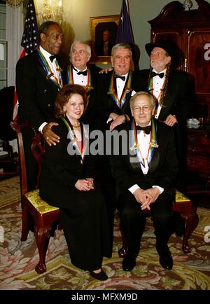 Washington, District of Columbia, USA. 5 Dez, 1998. Empfänger der 1998 Kennedy Center Honors posieren für ein Gruppenfoto vom 5. Dezember 1998 an das State Department in Washington, DC. (L-R) Bill Cosby, John Kander, Fred Ebb und Willie Nelson, (L - R) Shirley Temple Black und Andre Previn. Jedes Jahr das Kennedy Center Honors feiern das Lebenswerk von Amerikas größten Künstler, die mit einem Stern - verzierte Abend mit Gesang, Tanz, und Hommage. Credit: George De Keerle - Pool/CNP Credit: George De Keerle/CNP/ZUMA Draht/Alamy leben Nachrichten Stockfoto